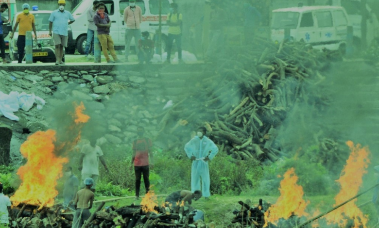 رجل هندي يحمل جثة زوجته