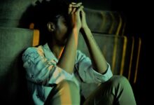 أسوء 5 عادات ترتكبها تدمر يومك وتمنحك شعور دائم بالسلبية