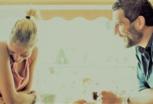 كثرة التعرق والحواجب المرفوعة.. 6 حركات غريبة في لغة الجسد تدل على الإعجاب