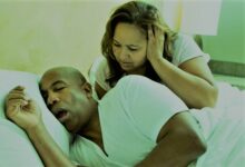 طبيب يكشف الطريقة...يمكنك النوم بجوار شخص يشخر