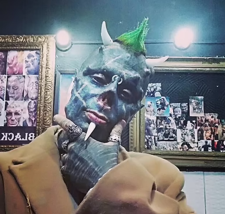 إزالة إصبع وزرع أنياب.. رجل يزعم أنه «شيطان» ويجري تعديلات مرعبة على جسده (صور) %D8%B4%D9%8A%D8%B7%D8%A7%D9%86 %D8%A8%D8%B4%D8%B1%D9%8A %D9%8A%D8%AC%D8%B1%D9%8A %D8%AA%D8%B9%D8%AF%D9%8A%D9%84%D8%A7%D8%AA %D8%B9%D9%84%D9%89 %D8%AC%D8%B3%D8%AF%D9%87 3