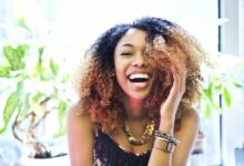 لماذا العين تدمُع أثناء الضحك ؟.. إليك السبب الحقيقي