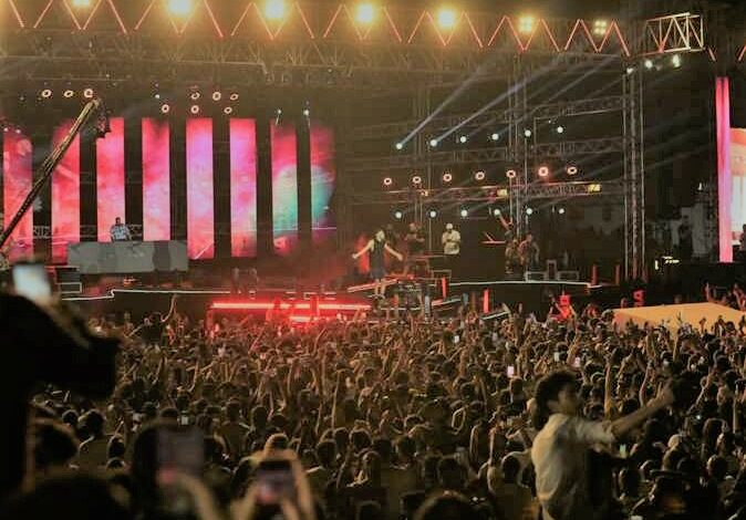 ويجز يسقط على المسرح خلال حفل «العلمين الجديدة»