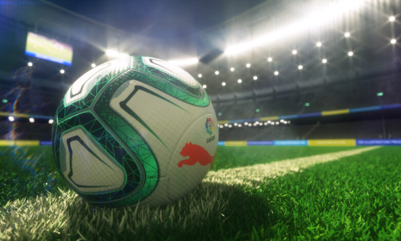 حكم كرة قدم يركع على ركبتيه مطالبًا السماح من لاعب بعد ارتكابه خطأ فادحًا (فيديو)