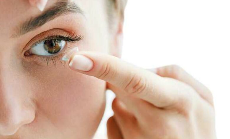 بالفيديو: في أقل من ثانية.. حيلة سهلة على التيك توك لنزع العدسات اللاصقة