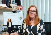 تكريمًا لها.. ابتكار دمية «باربي» لعالمة بريطانية طورت لقاح لـ«كورونا»