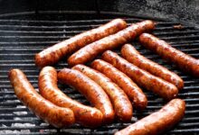 بالفيديو.. شخص يطهي نقانق داخل مترو الأنفاق