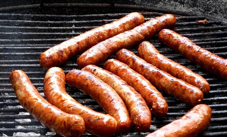 بالفيديو.. شخص يطهي نقانق داخل مترو الأنفاق