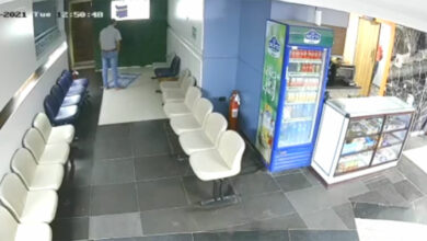 «ماذا بينك وبين الله؟»..شاب يتوفي أثناء أدائه للصلاة وحيداً بمقر عمله (فيديو)