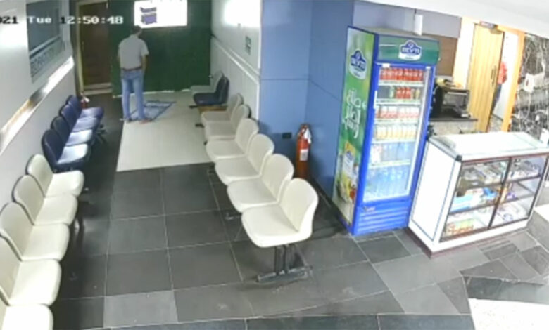 «ماذا بينك وبين الله؟»..شاب يتوفي أثناء أدائه للصلاة وحيداً بمقر عمله (فيديو)