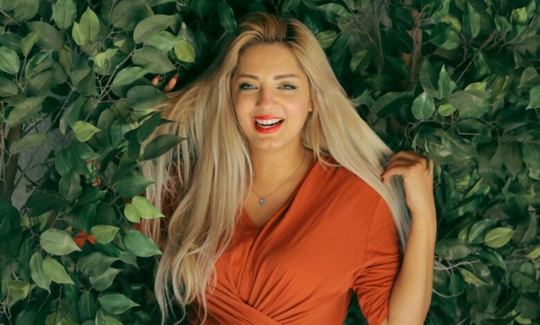 مي حلمي ترفض الكشف عن هوية عريسها خوفًا من الحسد: «مش هريحكم»
