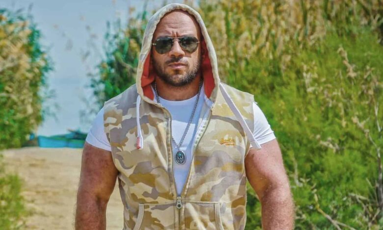 أول ظهور لوالدة أحمد مكي احتفالًا بعيد ميلادها.. هل تشبهه؟