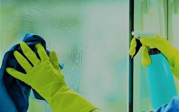 تنظيف النوافذ