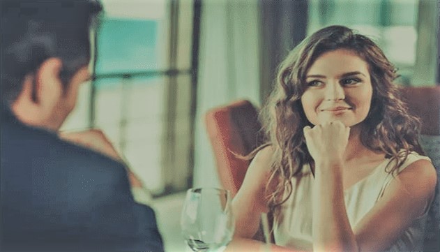 اللون الأحمر والمشروبات الدافئة.. 7 حيل تجعل الطرف الآخر يقع في حبك