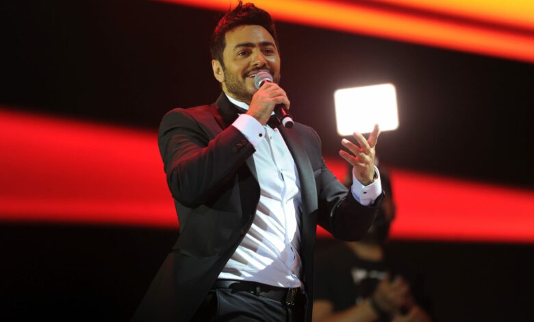 «تنكر في صورة مصور الفرح».. تامر حسني يفاجئ «بلوجر» شهيرة في حفل زفافها