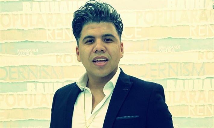 بسبب الكليب والعمرة.. عمر كمال متهم بـ «التناقض» (صورة)