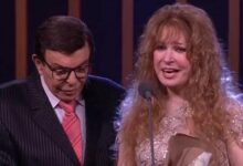 بوسي شلبي تهنئ نيللي بالجائزة خلف كواليس مهرجان السينما.. ولبلبة: «تستحقيها»