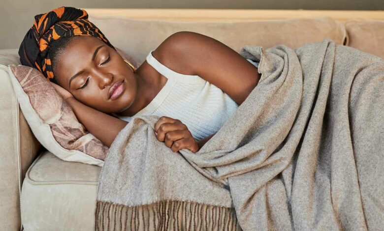 7 طرق لمنع تساقط الشعر أثناء النوم