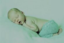 النوم وفمه مفتوحا