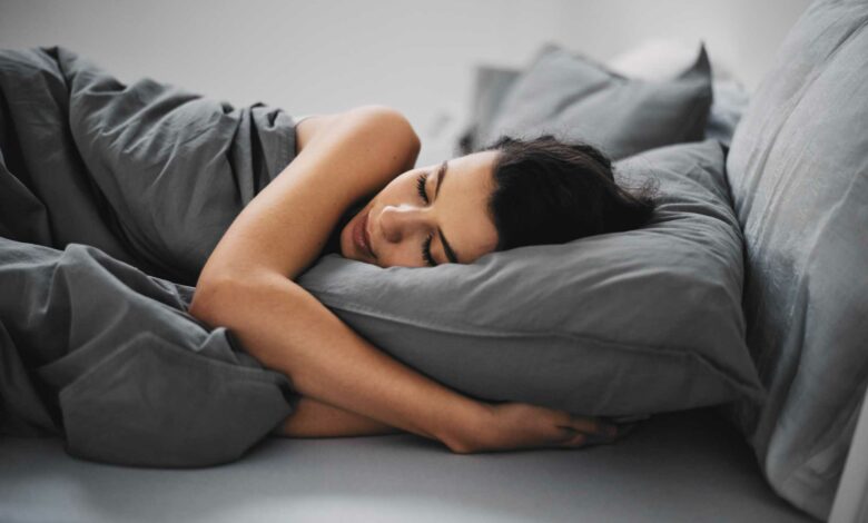 دراسة.. المبالغة في فترات النوم الطويلة أو القصيرة قد يُصيبك بمرض الزهايمر