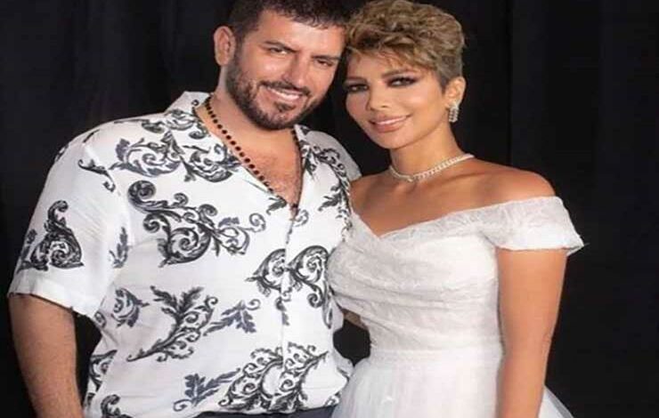 زوج أصالة يلبسها قفطانه أثناء غنائها على المسرح (فيديو)