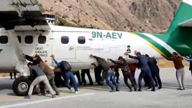 فيديو غريب لركاب يدفعون طائرة لإزاحتها من المدرج.. والسبب مفاجئ