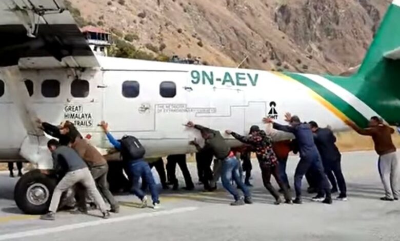 فيديو غريب لركاب يدفعون طائرة لإزاحتها من المدرج.. والسبب مفاجئ