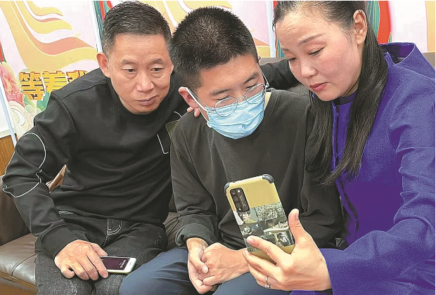 زوجان يلتقيان بابنهما المفقود منذ 14 عامًا (فيديو)