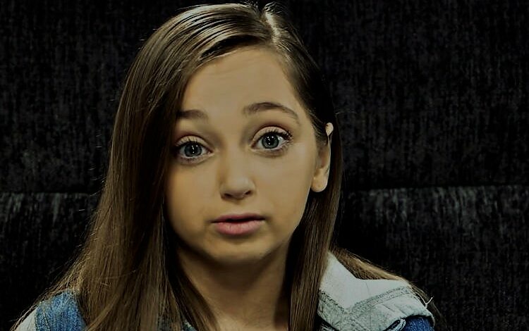 امرأة تبلغ 22 عامًا عالقة في جسد طفلة عمرها 8 سنوات