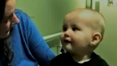 طفل أصم يسمع أصوات والديه لأول مرة بعد إجراء جراحة