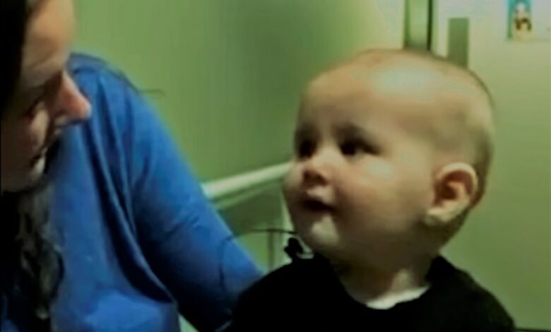 طفل أصم يسمع أصوات والديه لأول مرة بعد إجراء جراحة