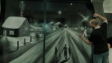 بمناسبة عيد الميلاد المجيد.. فنان يحول نوافذ البيوت والمدارس إلى لوحات