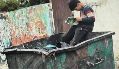 يذهب للمدرسة صباحًا ويعمل في جمع الخردة بعد الظهر.. طفل يقرأ كتاب بصندوق النفايات يحرك مشاعر رواد مواقع التواصل الاجتماعي