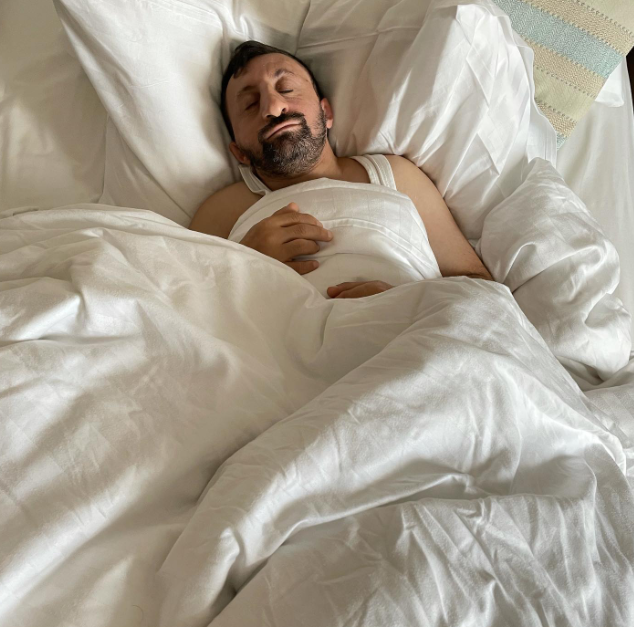 أعتقدوا أنه لن يعيش بعد سن الـ40.. ما قصة صاحب أشهر ملصق في هواتف المصريين؟