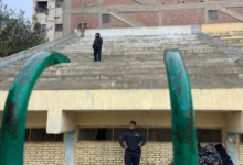 أب يعاند الأمطار وحيدًا لمؤازرة نجله من المدرجات:«بيجي يتفرج على كل الماتشات»