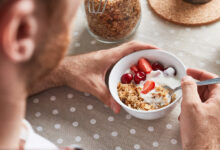 تعزيز الصحة الجنسية ومحاربة السمنة.. فوائد قد لا يعرفها الرجال من تناول الزبادي