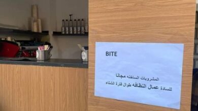 بسبب الشتاء..صاحب مقهي بالشرقية يقدم المشروبات الساخنة مجانًا لعمال النظافة:«أهل كرم»