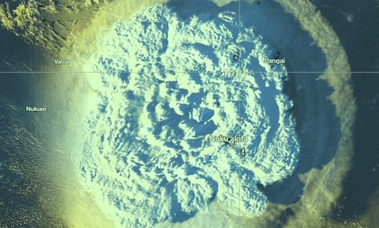 ثوران بركاني يتسبب في تسونامي