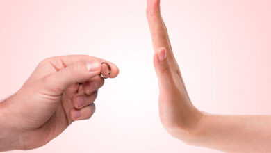 «يؤدي للطلاق» خبير علاقات أسرية يحذر الأهالي من إجبار الفتيات على الزواج في سن مبكر