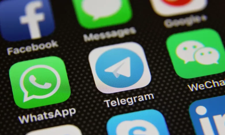 التواصل بين تطبيقات الدردشة