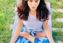 «دقيقتين كل يوم».. «حنين» تستعرض فوائد اليوجا أثناء الصيام:«بتزود الطاقة وتحسن المزاج»