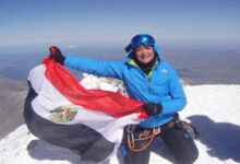 «سفيرة الحجاب».. منال رستم ترفع علم مصر فوق «ايفرست» وتحقق إنجاز تاريخي:«حلم عمره 15 سنة»