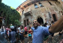 «حقيقة مش خيال».. «بيشوي» يزور موقع منزل «روميو وجوليت» بإيطاليا:«صعب للسناجل»