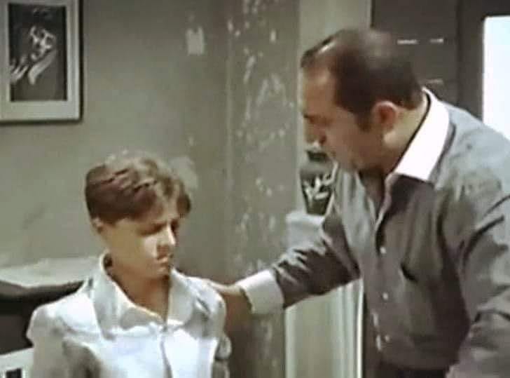 طفل فيلم «أبو العربي» يعيد تجسيد مشهد «حرام عليك يا خالو» بعد 20 عاما: «طلع فنان مشهور» (فيديو) - المصري لايت